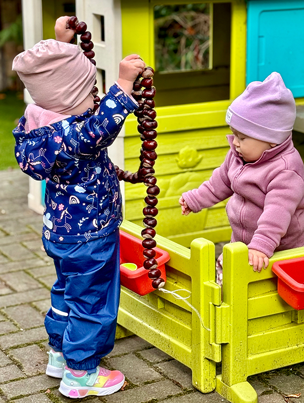 Unsere Kastanienschlange! Wir Tageskinder sind mitsamt unserer Kastanienschlange draußen unterwegs. TiG! Kindertagespflege in Braunschweig Nicole Appel – Kindertagespflege, Krippe und Tagesmutter für Braunschweig Gliesmarode, Querum, Riddagshausen, Östliches Ringgebiet, Volkmarode, Bienrode, Waggum, Hondelage, Schuntersiedlung, Kralenriede, Dibbesdorf, Schwarzer Berg, Siegfriedviertel, Nordstadt und Schapen