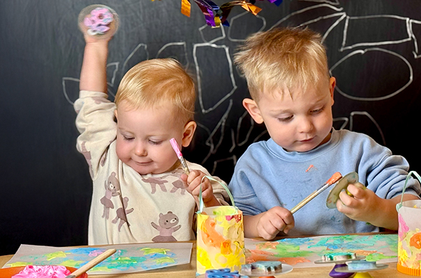 Wir stempeln unsere Laternen! Ahoi TiG! Kindertagespflege Braunschweig Gliesmarode – Krippe, Tagesmutter Nicole Appel Wir Tageskinder stempeln Laternen! Ahoi TiG! Kindertagespflege in Braunschweig Nicole Appel – Kindertagespflege, Krippe und Tagesmutter für Braunschweig Gliesmarode, Querum, Riddagshausen, Östliches Ringgebiet, Volkmarode, Bienrode, Waggum, Hondelage, Schuntersiedlung, Kralenriede, Dibbesdorf, Schwarzer Berg, Siegfriedviertel, Nordstadt und Schapen