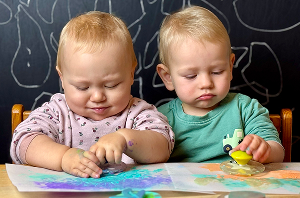 Wir stempeln unsere Laternen! Ahoi TiG! Kindertagespflege Braunschweig Gliesmarode – Krippe, Tagesmutter Nicole Appel Wir Tageskinder stempeln Laternen! Ahoi TiG! Kindertagespflege in Braunschweig Nicole Appel – Kindertagespflege, Krippe und Tagesmutter für Braunschweig Gliesmarode, Querum, Riddagshausen, Östliches Ringgebiet, Volkmarode, Bienrode, Waggum, Hondelage, Schuntersiedlung, Kralenriede, Dibbesdorf, Schwarzer Berg, Siegfriedviertel, Nordstadt und Schapen