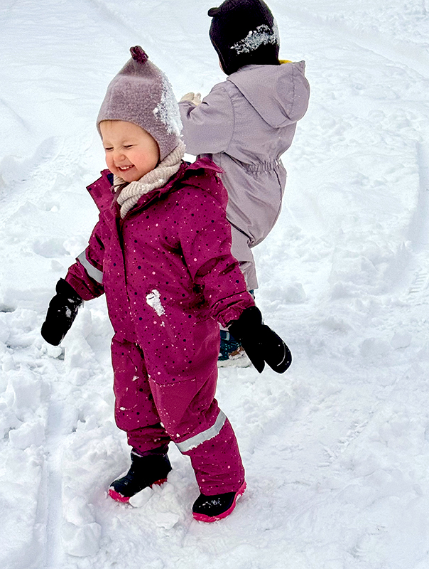 Es schneit, es schneit! Bei Ahoi TiG! bauen wir Tageskinder heute Schneemänner! Kindertagespflege in Braunschweig Nicole Appel – Kindertagespflege, Krippe und Tagesmutter für Braunschweig Gliesmarode, Querum, Riddagshausen, Östliches Ringgebiet, Volkmarode, Bienrode, Waggum, Hondelage, Schuntersiedlung, Kralenriede, Dibbesdorf, Schwarzer Berg, Siegfriedviertel, Nordstadt und Schapen