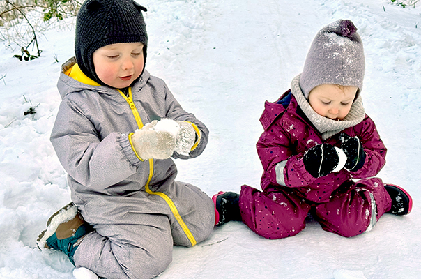 Es schneit, es schneit! Bei Ahoi TiG! bauen wir Tageskinder heute Schneemänner! Kindertagespflege in Braunschweig Nicole Appel – Kindertagespflege, Krippe und Tagesmutter für Braunschweig Gliesmarode, Querum, Riddagshausen, Östliches Ringgebiet, Volkmarode, Bienrode, Waggum, Hondelage, Schuntersiedlung, Kralenriede, Dibbesdorf, Schwarzer Berg, Siegfriedviertel, Nordstadt und Schapen