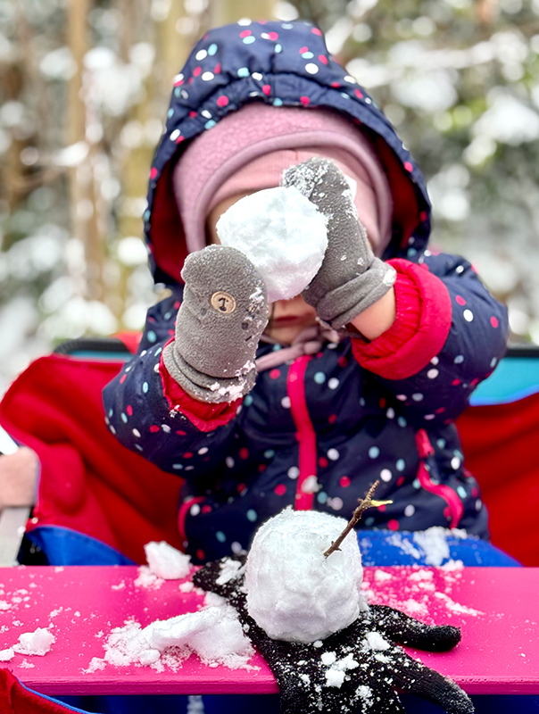 Es schneit, es schneit! Bei Ahoi TiG! bauen wir Tageskinder heute Schneemänner! Kindertagespflege in Braunschweig Nicole Appel – Kindertagespflege, Krippe und Tagesmutter für Braunschweig Gliesmarode, Querum, Riddagshausen, Östliches Ringgebiet, Volkmarode, Bienrode, Waggum, Hondelage, Schuntersiedlung, Kralenriede, Dibbesdorf, Schwarzer Berg, Siegfriedviertel, Nordstadt und Schapen