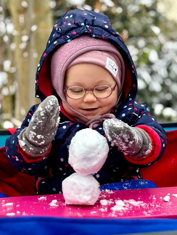 Es schneit, es schneit! Bei Ahoi TiG! bauen wir Tageskinder heute Schneemänner! Kindertagespflege in Braunschweig Nicole Appel – Kindertagespflege, Krippe und Tagesmutter für Braunschweig Gliesmarode, Querum, Riddagshausen, Östliches Ringgebiet, Volkmarode, Bienrode, Waggum, Hondelage, Schuntersiedlung, Kralenriede, Dibbesdorf, Schwarzer Berg, Siegfriedviertel, Nordstadt und Schapen