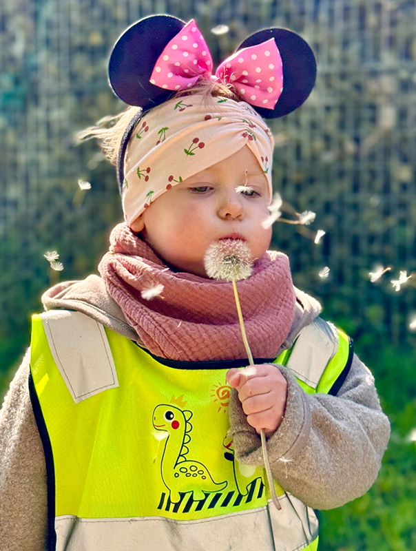 Eins, Zwei, Puuusten! Pusteblumen und Seifenblasen. Ahoi TiG! Kindertagespflege Braunschweig Gliesmarode – Krippe, Tagesmutter Nicole Appel Eins, Zwei, Puuusten! Bei Ahoi TiG! sind wir mit Pusteblumen und Seifenblasen draußen unterwegs! Kindertagespflege in Braunschweig Nicole Appel – Kindertagespflege, Krippe und Tagesmutter für Braunschweig Gliesmarode, Querum, Riddagshausen, Östliches Ringgebiet, Volkmarode, Bienrode, Waggum, Hondelage, Schuntersiedlung, Kralenriede, Dibbesdorf, Schwarzer Berg, Siegfriedviertel, Nordstadt und Schapen, Kitafinder