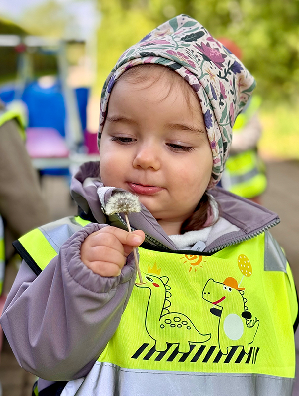 Eins, Zwei, Puuusten! Pusteblumen und Seifenblasen. Ahoi TiG! Kindertagespflege Braunschweig Gliesmarode – Krippe, Tagesmutter Nicole Appel Eins, Zwei, Puuusten! Bei Ahoi TiG! sind wir mit Pusteblumen und Seifenblasen draußen unterwegs! Kindertagespflege in Braunschweig Nicole Appel – Kindertagespflege, Krippe und Tagesmutter für Braunschweig Gliesmarode, Querum, Riddagshausen, Östliches Ringgebiet, Volkmarode, Bienrode, Waggum, Hondelage, Schuntersiedlung, Kralenriede, Dibbesdorf, Schwarzer Berg, Siegfriedviertel, Nordstadt und Schapen, Kitafinder