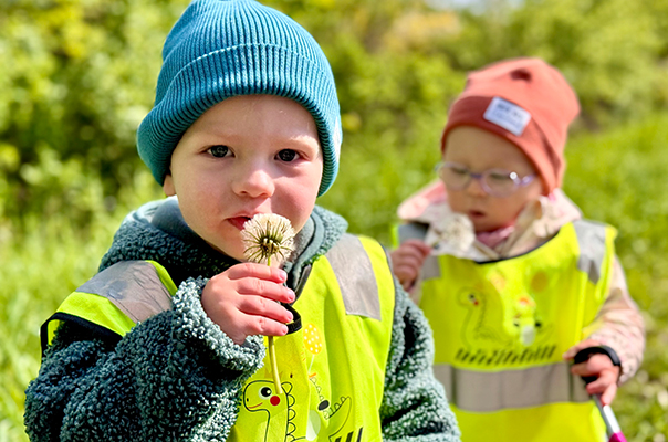 Eins, Zwei, Puuusten! Pusteblumen und Seifenblasen. Ahoi TiG! Kindertagespflege Braunschweig Gliesmarode – Krippe, Tagesmutter Nicole Appel Bei Ahoi TiG! sind wir mit Pusteblumen und Seifenblasen draußen unterwegs! Kindertagespflege in Braunschweig Nicole Appel – Kindertagespflege, Krippe und Tagesmutter für Braunschweig Gliesmarode, Querum, Riddagshausen, Östliches Ringgebiet, Volkmarode, Bienrode, Waggum, Hondelage, Schuntersiedlung, Kralenriede, Dibbesdorf, Schwarzer Berg, Siegfriedviertel, Nordstadt und Schapen, Kitafinder