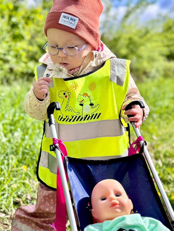 Eins, Zwei, Puuusten! Pusteblumen und Seifenblasen. Ahoi TiG! Kindertagespflege Braunschweig Gliesmarode – Krippe, Tagesmutter Nicole Appel Bei Ahoi TiG! sind wir mit Pusteblumen und Seifenblasen draußen unterwegs! Kindertagespflege in Braunschweig Nicole Appel – Kindertagespflege, Krippe und Tagesmutter für Braunschweig Gliesmarode, Querum, Riddagshausen, Östliches Ringgebiet, Volkmarode, Bienrode, Waggum, Hondelage, Schuntersiedlung, Kralenriede, Dibbesdorf, Schwarzer Berg, Siegfriedviertel, Nordstadt und Schapen, Kitafinder