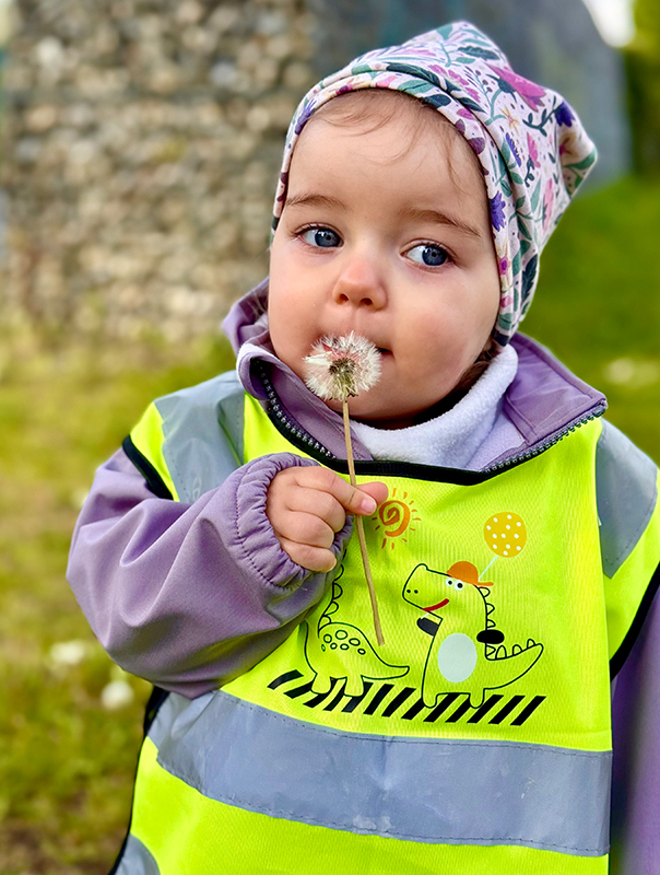 Eins, Zwei, Puuusten! Pusteblumen und Seifenblasen. Ahoi TiG! Kindertagespflege Braunschweig Gliesmarode – Krippe, Tagesmutter Nicole Appel Eins, Zwei, Puuusten! Bei Ahoi TiG! sind wir mit Pusteblumen und Seifenblasen draußen unterwegs! Kindertagespflege in Braunschweig Nicole Appel – Kindertagespflege, Krippe und Tagesmutter für Braunschweig Gliesmarode, Querum, Riddagshausen, Östliches Ringgebiet, Volkmarode, Bienrode, Waggum, Hondelage, Schuntersiedlung, Kralenriede, Dibbesdorf, Schwarzer Berg, Siegfriedviertel, Nordstadt und Schapen, Kitafinder