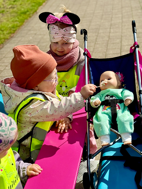 Eins, Zwei, Puuusten! Pusteblumen und Seifenblasen. Ahoi TiG! Kindertagespflege Braunschweig Gliesmarode – Krippe, Tagesmutter Nicole Appel Bei Ahoi TiG! sind wir mit Pusteblumen und Seifenblasen draußen unterwegs! Kindertagespflege in Braunschweig Nicole Appel – Kindertagespflege, Krippe und Tagesmutter für Braunschweig Gliesmarode, Querum, Riddagshausen, Östliches Ringgebiet, Volkmarode, Bienrode, Waggum, Hondelage, Schuntersiedlung, Kralenriede, Dibbesdorf, Schwarzer Berg, Siegfriedviertel, Nordstadt und Schapen, Kitafinder