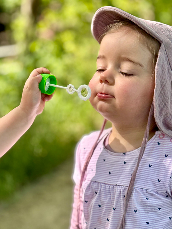 Eins, Zwei, Puuusten! Pusteblumen und Seifenblasen. Ahoi TiG! Kindertagespflege Braunschweig Gliesmarode – Krippe, Tagesmutter Nicole Appel Eins, Zwei, Puuusten! Bei Ahoi TiG! sind wir mit Pusteblumen und Seifenblasen draußen unterwegs! Kindertagespflege in Braunschweig Nicole Appel – Kindertagespflege, Krippe und Tagesmutter für Braunschweig Gliesmarode, Querum, Riddagshausen, Östliches Ringgebiet, Volkmarode, Bienrode, Waggum, Hondelage, Schuntersiedlung, Kralenriede, Dibbesdorf, Schwarzer Berg, Siegfriedviertel, Nordstadt und Schapen, Kitafinder
