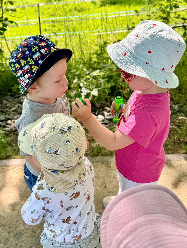 Eins, Zwei, Puuusten! Pusteblumen und Seifenblasen. Ahoi TiG! Kindertagespflege Braunschweig Gliesmarode – Krippe, Tagesmutter Nicole Appel Eins, Zwei, Puuusten! Bei Ahoi TiG! sind wir mit Pusteblumen und Seifenblasen draußen unterwegs! Kindertagespflege in Braunschweig Nicole Appel – Kindertagespflege, Krippe und Tagesmutter für Braunschweig Gliesmarode, Querum, Riddagshausen, Östliches Ringgebiet, Volkmarode, Bienrode, Waggum, Hondelage, Schuntersiedlung, Kralenriede, Dibbesdorf, Schwarzer Berg, Siegfriedviertel, Nordstadt und Schapen, Kitafinder