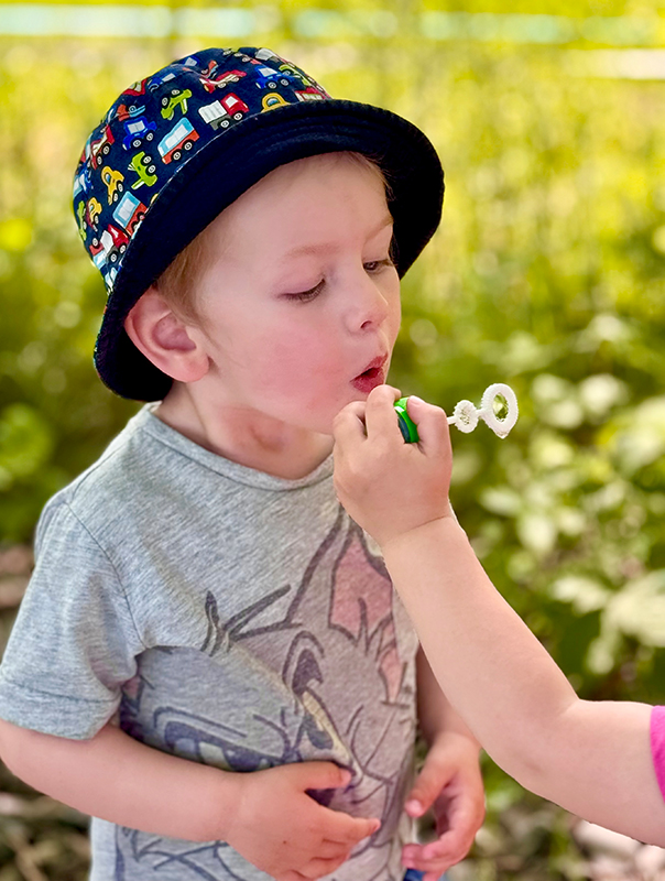 Eins, Zwei, Puuusten! Pusteblumen und Seifenblasen. Ahoi TiG! Kindertagespflege Braunschweig Gliesmarode – Krippe, Tagesmutter Nicole Appel Eins, Zwei, Puuusten! Bei Ahoi TiG! sind wir mit Pusteblumen und Seifenblasen draußen unterwegs! Kindertagespflege in Braunschweig Nicole Appel – Kindertagespflege, Krippe und Tagesmutter für Braunschweig Gliesmarode, Querum, Riddagshausen, Östliches Ringgebiet, Volkmarode, Bienrode, Waggum, Hondelage, Schuntersiedlung, Kralenriede, Dibbesdorf, Schwarzer Berg, Siegfriedviertel, Nordstadt und Schapen, Kitafinder