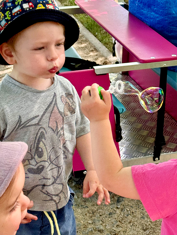 Eins, Zwei, Puuusten! Pusteblumen und Seifenblasen. Ahoi TiG! Kindertagespflege Braunschweig Gliesmarode – Krippe, Tagesmutter Nicole Appel Eins, Zwei, Puuusten! Bei Ahoi TiG! sind wir mit Pusteblumen und Seifenblasen draußen unterwegs! Kindertagespflege in Braunschweig Nicole Appel – Kindertagespflege, Krippe und Tagesmutter für Braunschweig Gliesmarode, Querum, Riddagshausen, Östliches Ringgebiet, Volkmarode, Bienrode, Waggum, Hondelage, Schuntersiedlung, Kralenriede, Dibbesdorf, Schwarzer Berg, Siegfriedviertel, Nordstadt und Schapen, Kitafinder