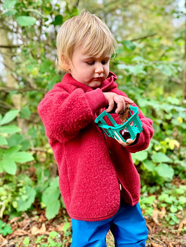 Ahoi Kastanien! Kastaniensammeln im Herbst. Ahoi TiG! Kindertagespflege Braunschweig Gliesmarode – Krippe, Tagesmutter Nicole Appel Bei Ahoi TiG! sind wir draußen unterwegs und sammeln Kastanien! Kindertagespflege in Braunschweig Nicole Appel – Kindertagespflege, Krippe und Tagesmutter für Braunschweig Gliesmarode, Querum, Riddagshausen, Östliches Ringgebiet, Volkmarode, Bienrode, Waggum, Hondelage, Schuntersiedlung, Kralenriede, Dibbesdorf, Schwarzer Berg, Siegfriedviertel, Nordstadt und Schapen, Kitafinder